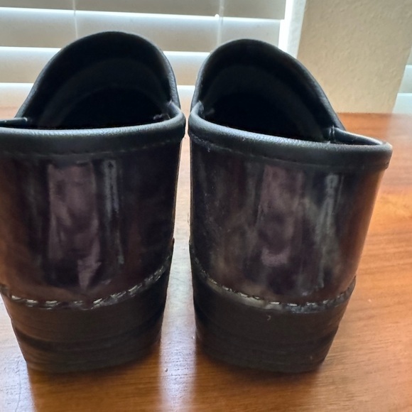 Women’s Dansko Dark blue patterned leather clogs.  Women’s size 36/6 - Picture 3 of 9